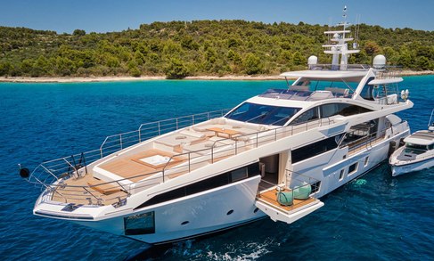 Mega Yate Royal Escape